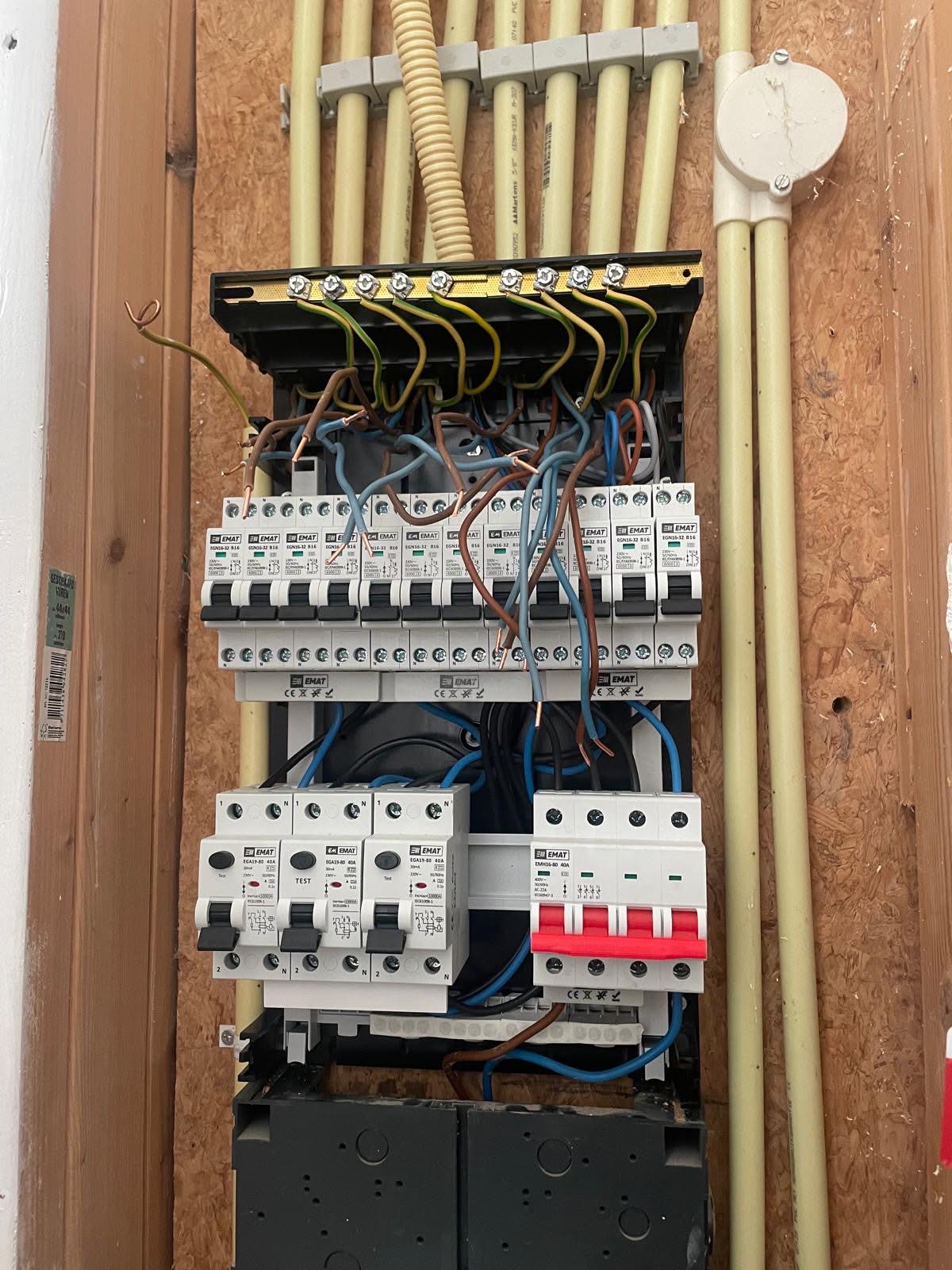 Nieuwe groepenkast met aardlekschakelaars en installatieautomaten