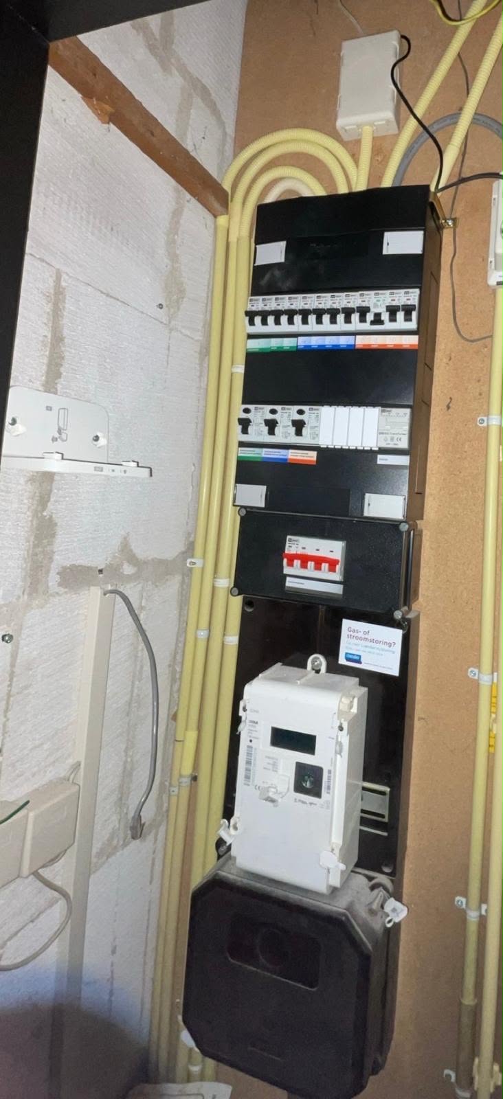 Nieuwe meterkast installatie met aardlekschakelaar
